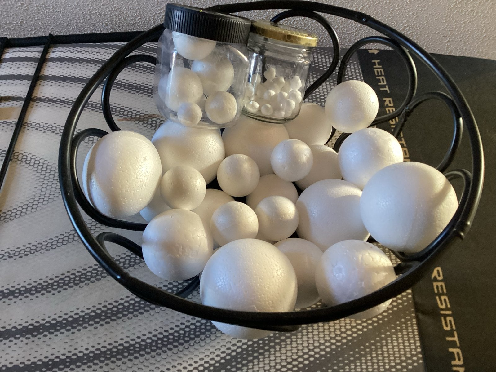 IJzeren fruitmand met diverse piepschuim sneeuwballen, Zwart, Gebruikt, Kerstmis, Knutselmateriaal