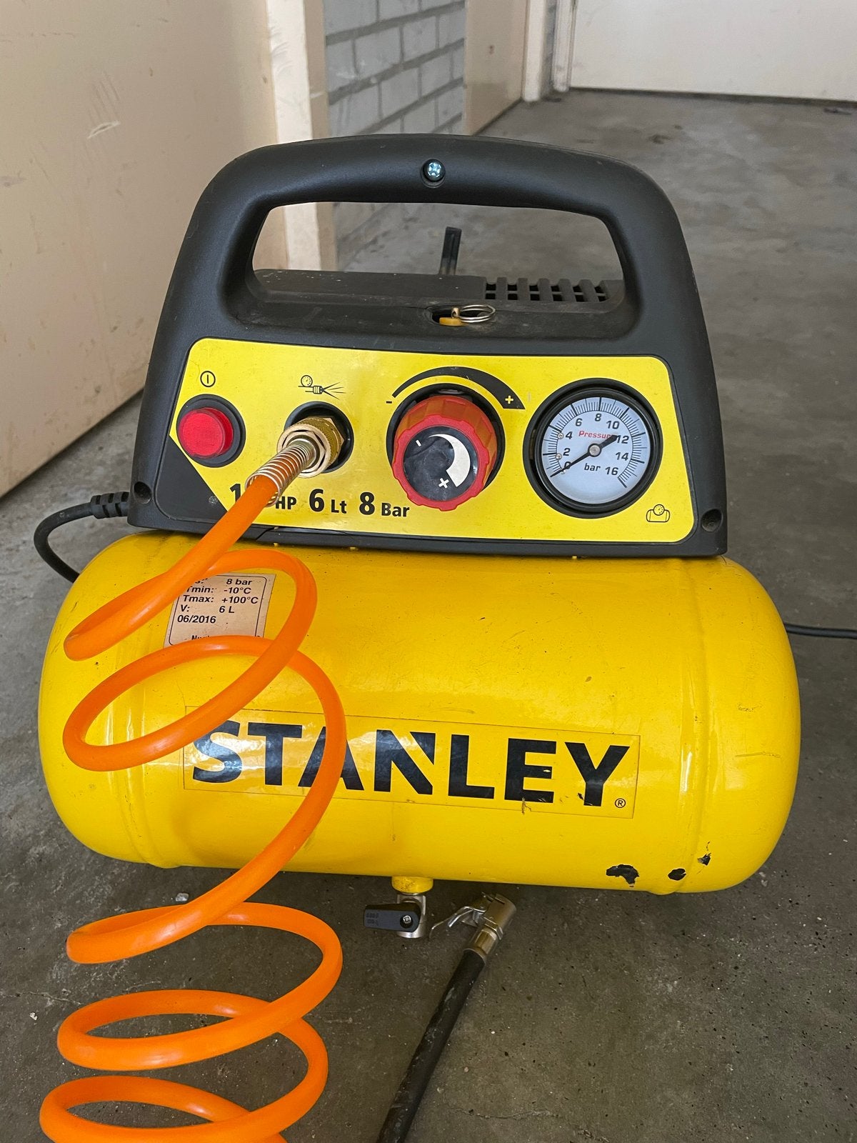 Stanley Luchtcompressor 1.5 PK 6L 8 Bar, Gebruikt, 6 tot 10 bar, Ophalen of Verzenden, Minder dan 200 liter/min