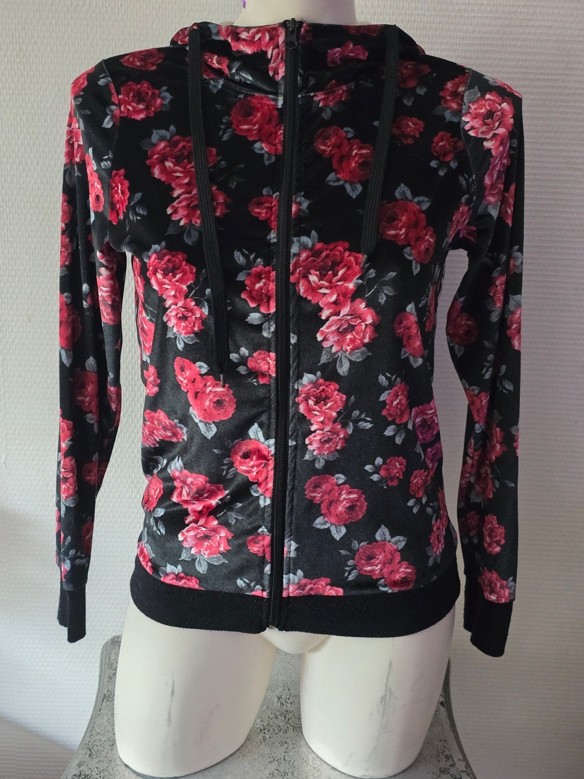 Janina vest met bloemenprint - Maat 38, Maat 38/40 (M), Zwart, Ophalen of Verzenden, Gedragen