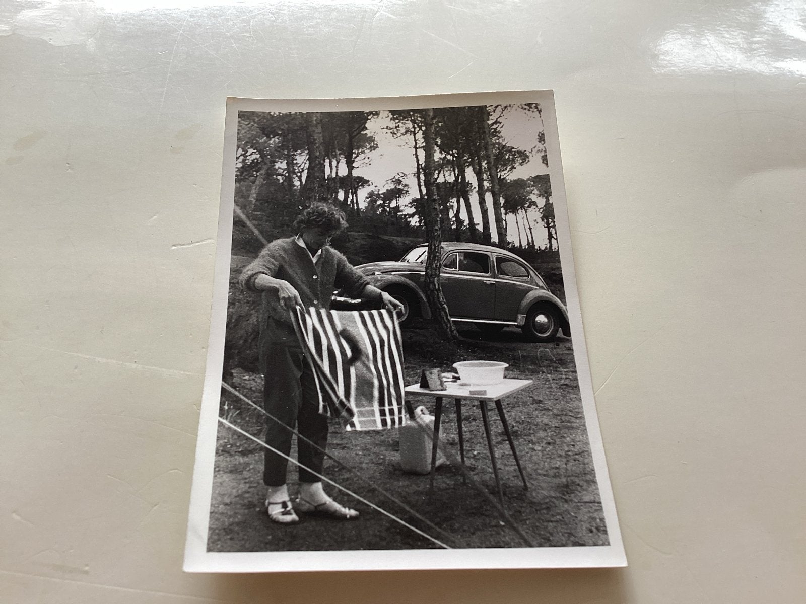 Kever Man gestreepte handdoek bij Kever, jaren '50 7x10 cm, Gebruikt, Foto, Ophalen of Verzenden, 1940 tot 1960