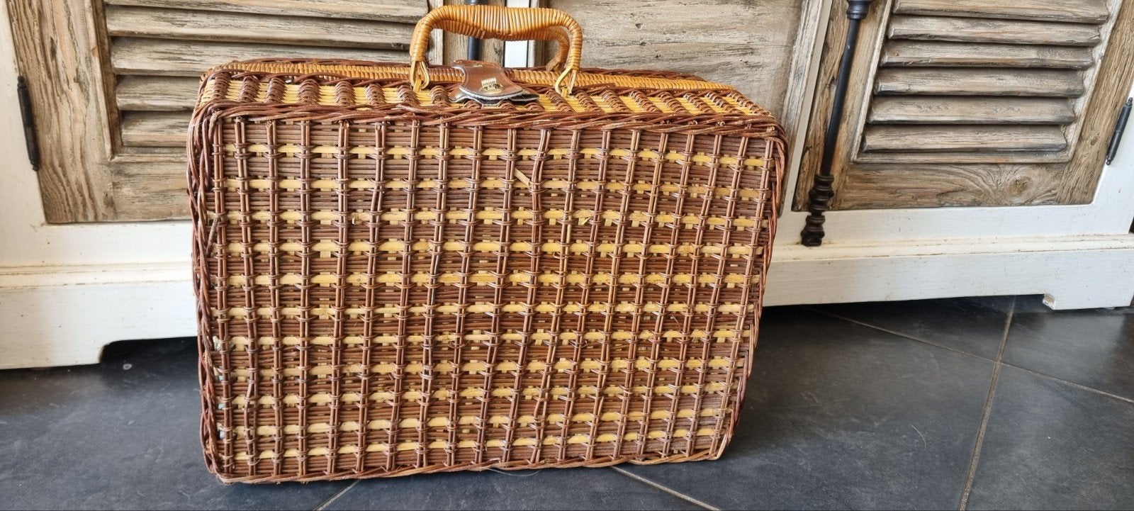 Vintage picknickmand met servies - Zonnebloem design, Huis en Inrichting, Vintage, Ophalen of Verzenden, Zo goed als nieuw, Natuurlijk materiaal