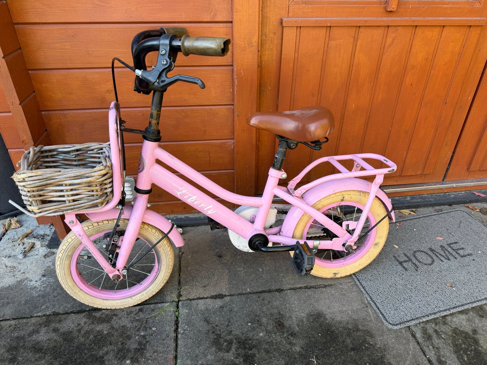 Roze kinderfiets 12 inch met nieuwe achterband en mandje, Fietsen en Brommers, Ophalen, Gebruikt, Minder dan 16 inch