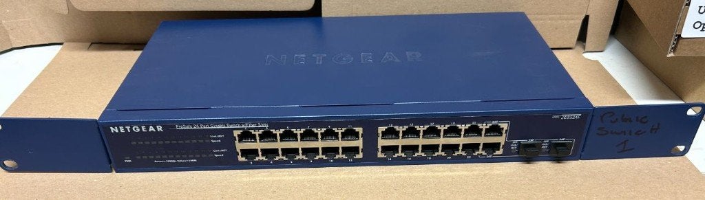 ☎️ Netgear ProSafe 24 port Gigabit JGS524F V1 Switch ☎️, Computers en Software, Ophalen of Verzenden, Refurbished