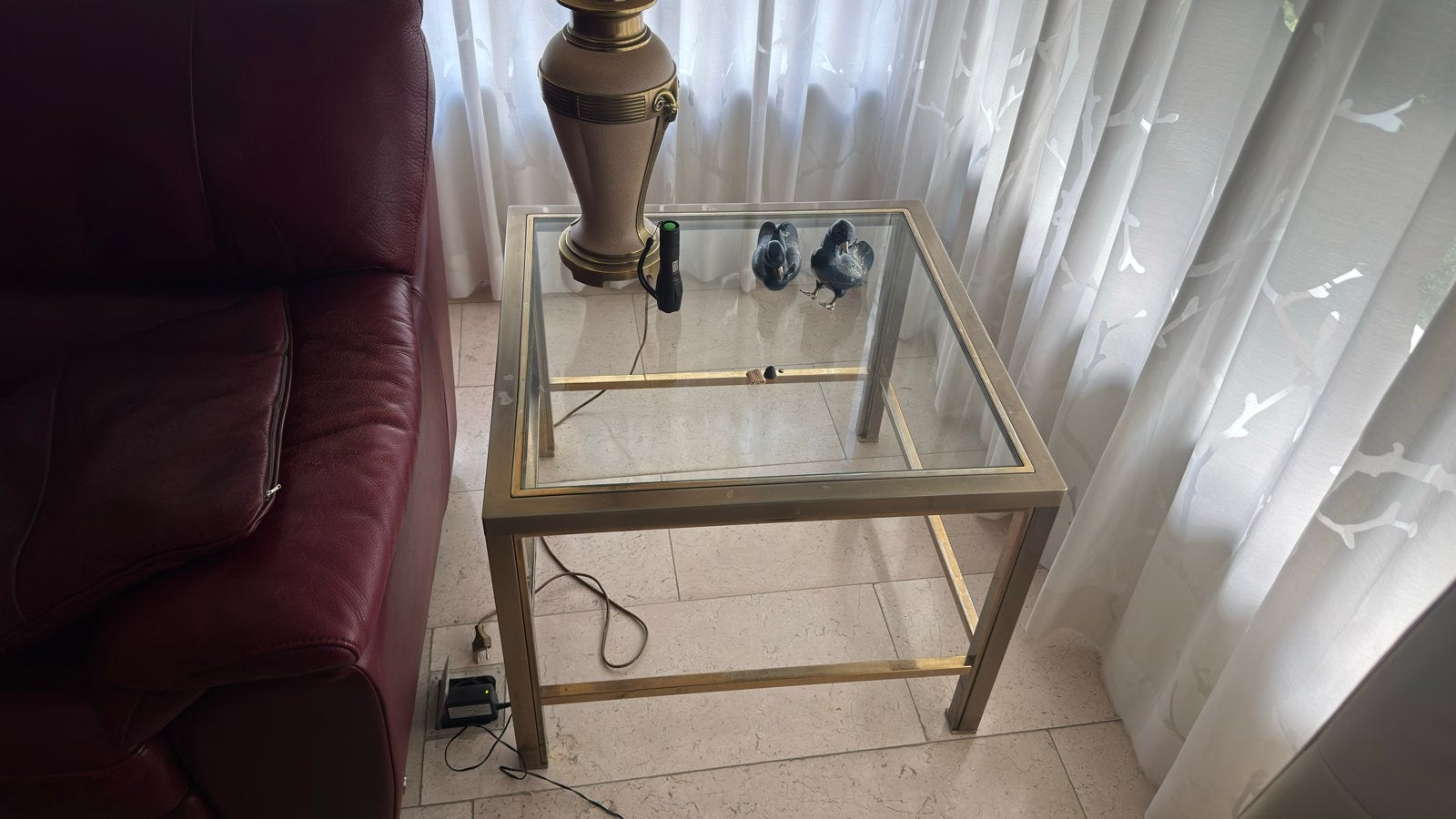 Gouden bijzettafel met glazen blad, Gebruikt, Vierkant, 55 tot 75 cm, Glas