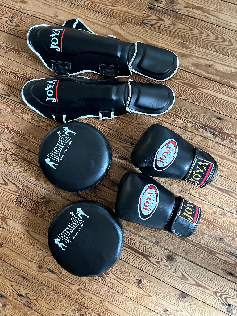 Joya handschoenen, scheenbeschermers en pads van Rumble, Ophalen, Gebruikt, Bokshandschoenen