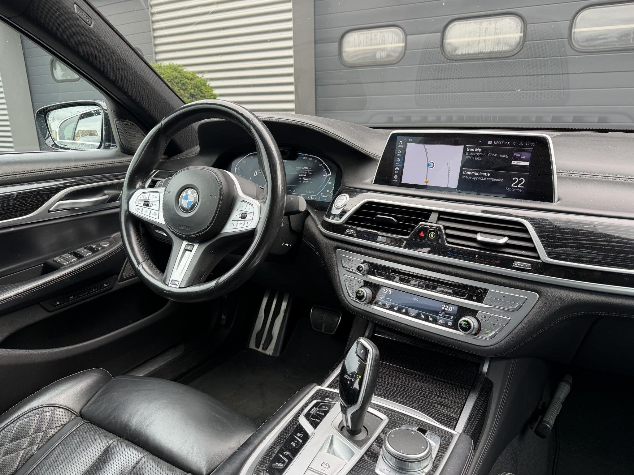 BMW 7-serie 745e High Executive M-Sport | Panoramadak | 360*, Auto's, Achterwielaandrijving, Gebruikt, 394 pk, Zwart