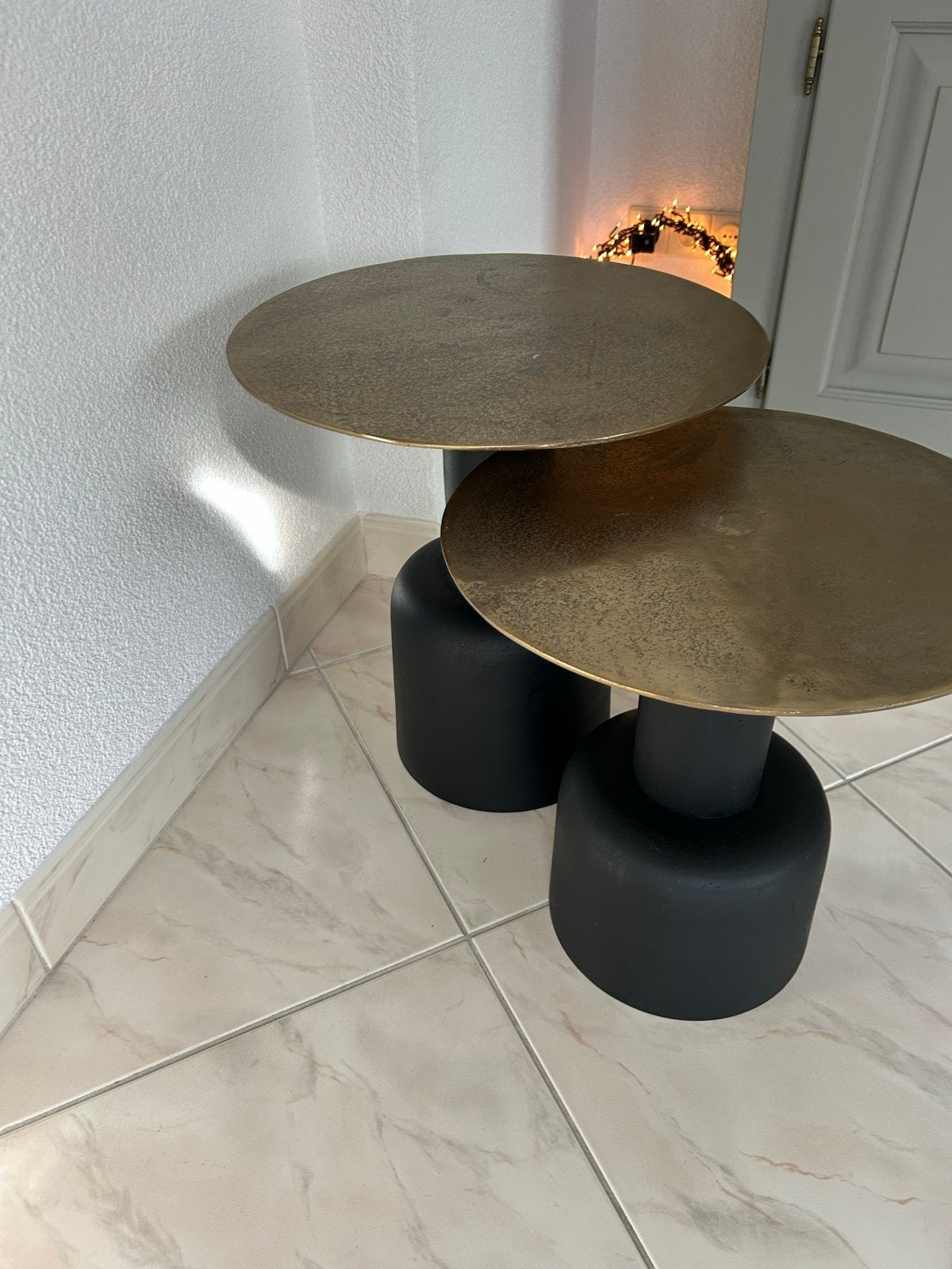 Set van 2 bijzettafels - Zwart met goudkleurig blad, Minder dan 55 cm, Metaal of Aluminium, Rond, Zo goed als nieuw