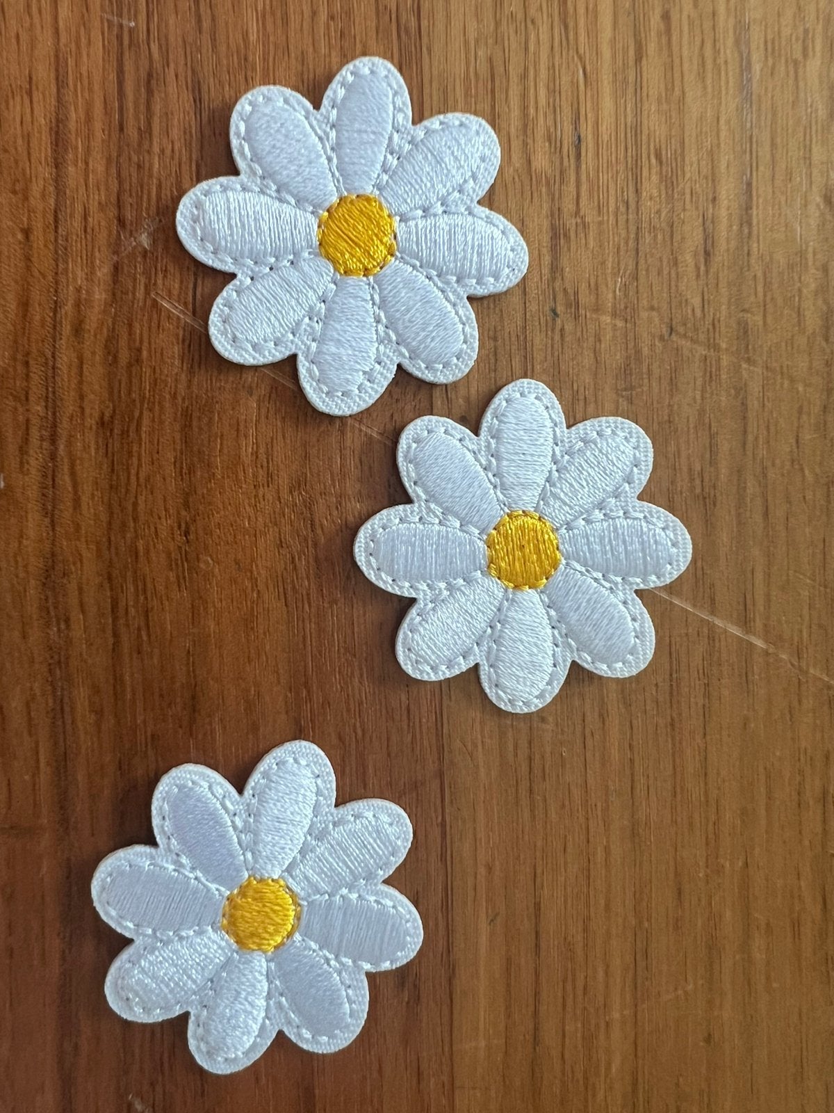 3 Margrietjes applicaties 3,7 x 3,7cm strijken of borduren, Ophalen of Verzenden, Nieuw, Hotfix applicaties