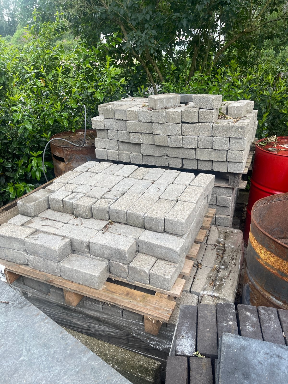 Gebruikte beton klinkers voor tuin of oprit, Tuin en Terras, Ophalen, Overige materialen, Gebruikt, Klinkers