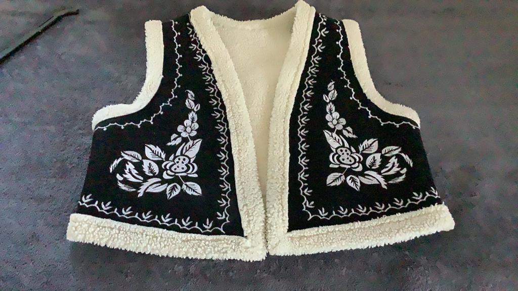 Prachtige bodywarmer, met borduursel., Kleding | Dames, Verzenden, Zo goed als nieuw, Maat 38/40 (M), Zwart