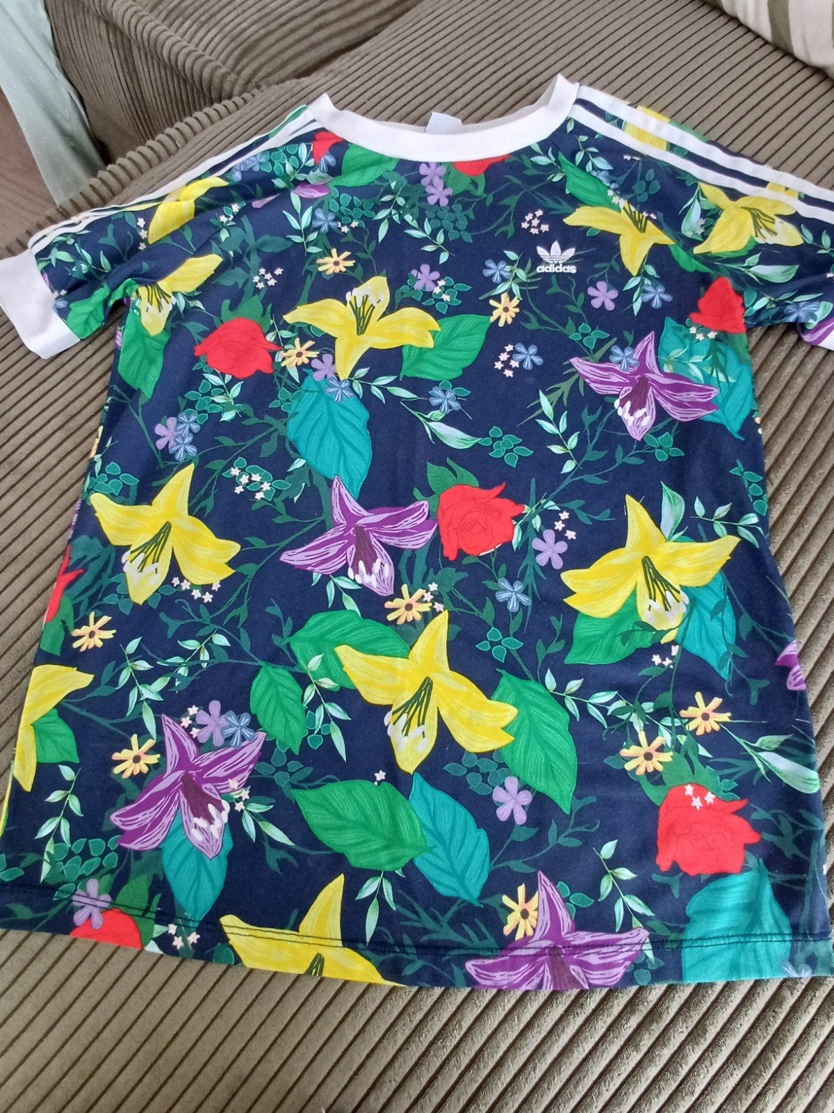 Adidas shirt met bloemenprint - Maat S, Kinderen en Baby's, Kinderkleding | Maat 164, Adidas, Meisje, Ophalen of Verzenden, Zo goed als nieuw
