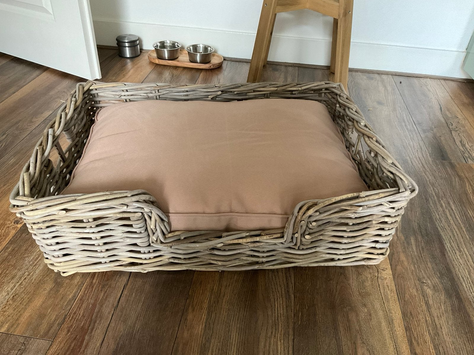 Nieuw. Hondenmand riet, rotan met kussen, 68 x 50 x 20 cm, Ophalen, Nieuw, Riet
