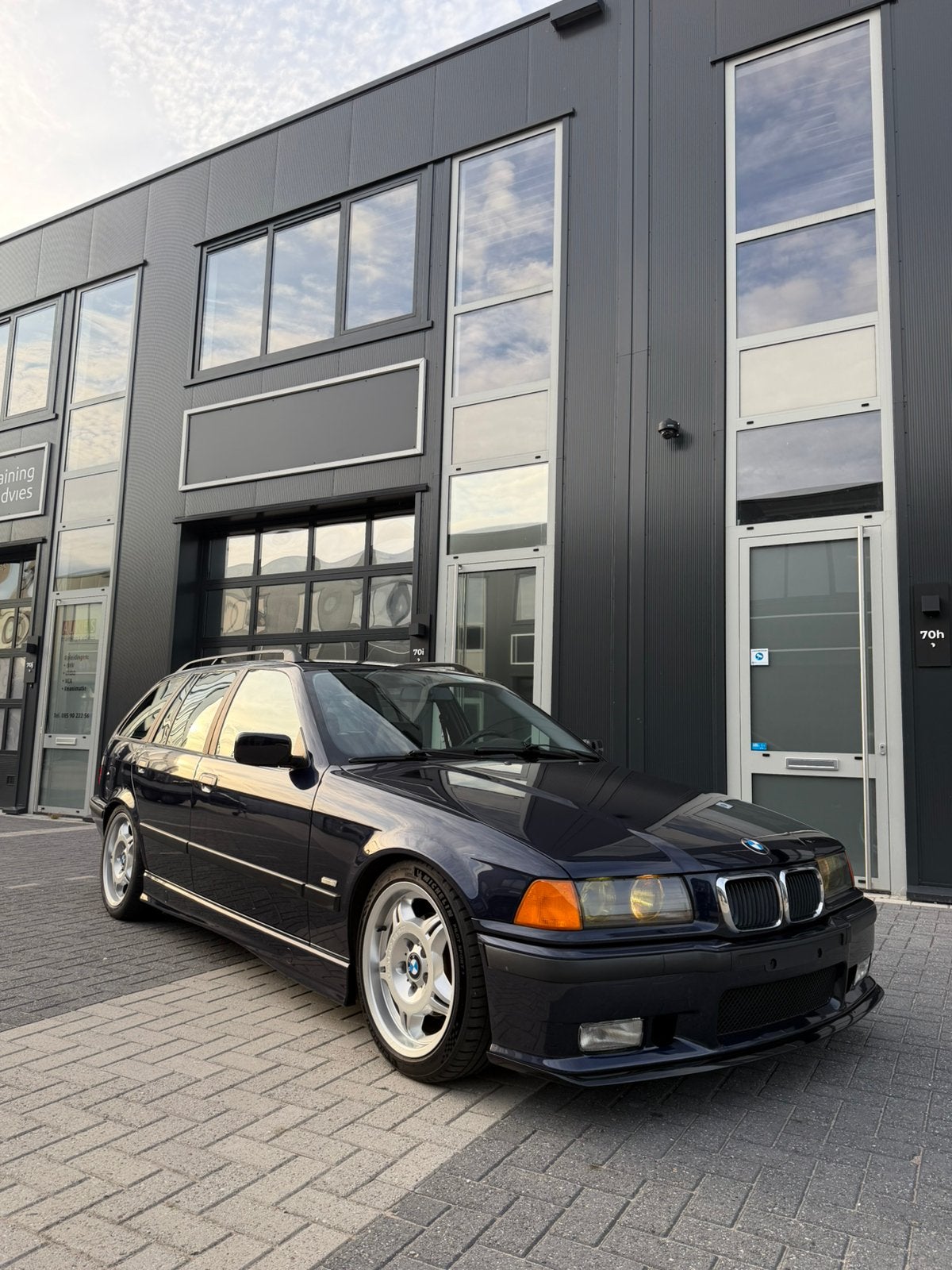 BMW E36 320i Touring | 1999 | Origineel NL | Handgeschakeld, Achterwielaandrijving, Automatische klimaatregeling, Zwart, Blauw
