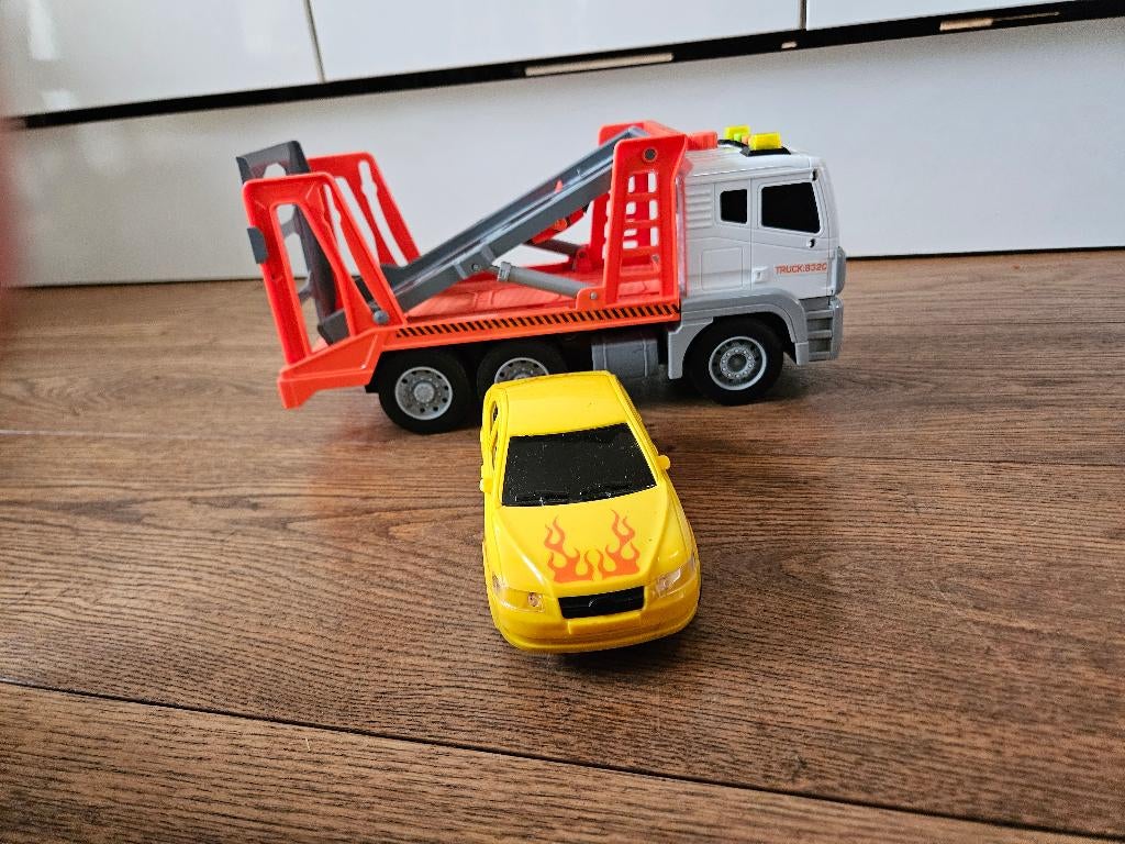 Vrachtwagen met auto, Ophalen, Gebruikt