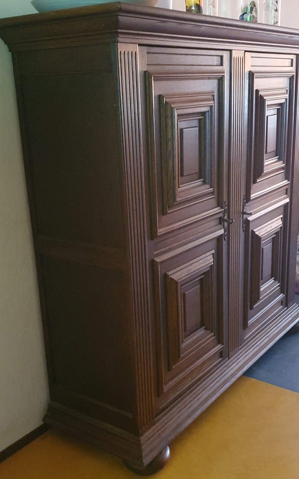 Antieke houten kast met decoratieve panelen, Ophalen
