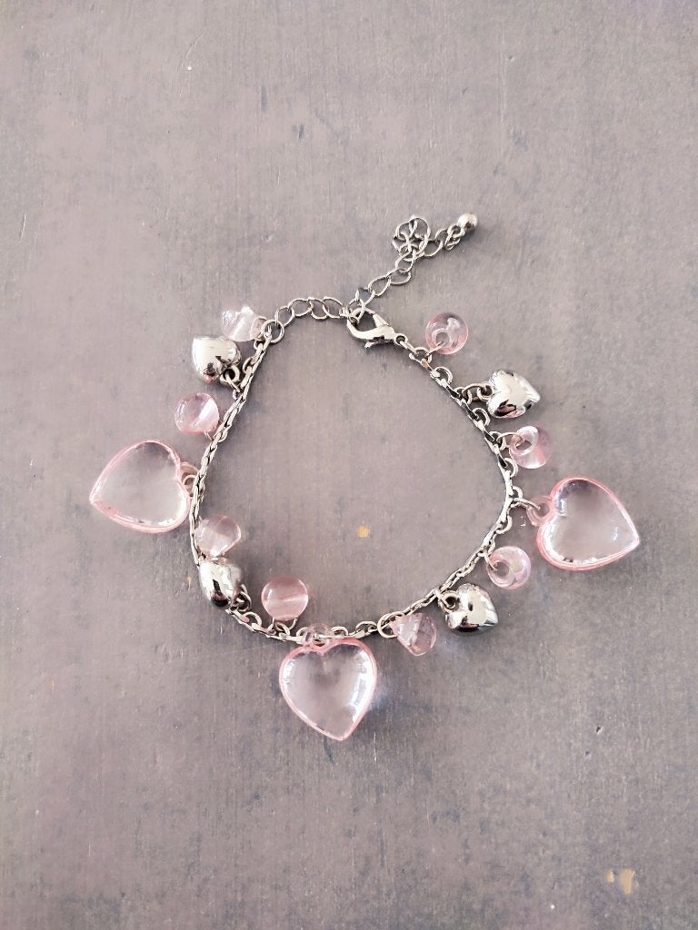 Vintage jaren '00 armband met roze en zilverkleurige bedels, Met hanger, Kunststof, Gebruikt, Ophalen of Verzenden