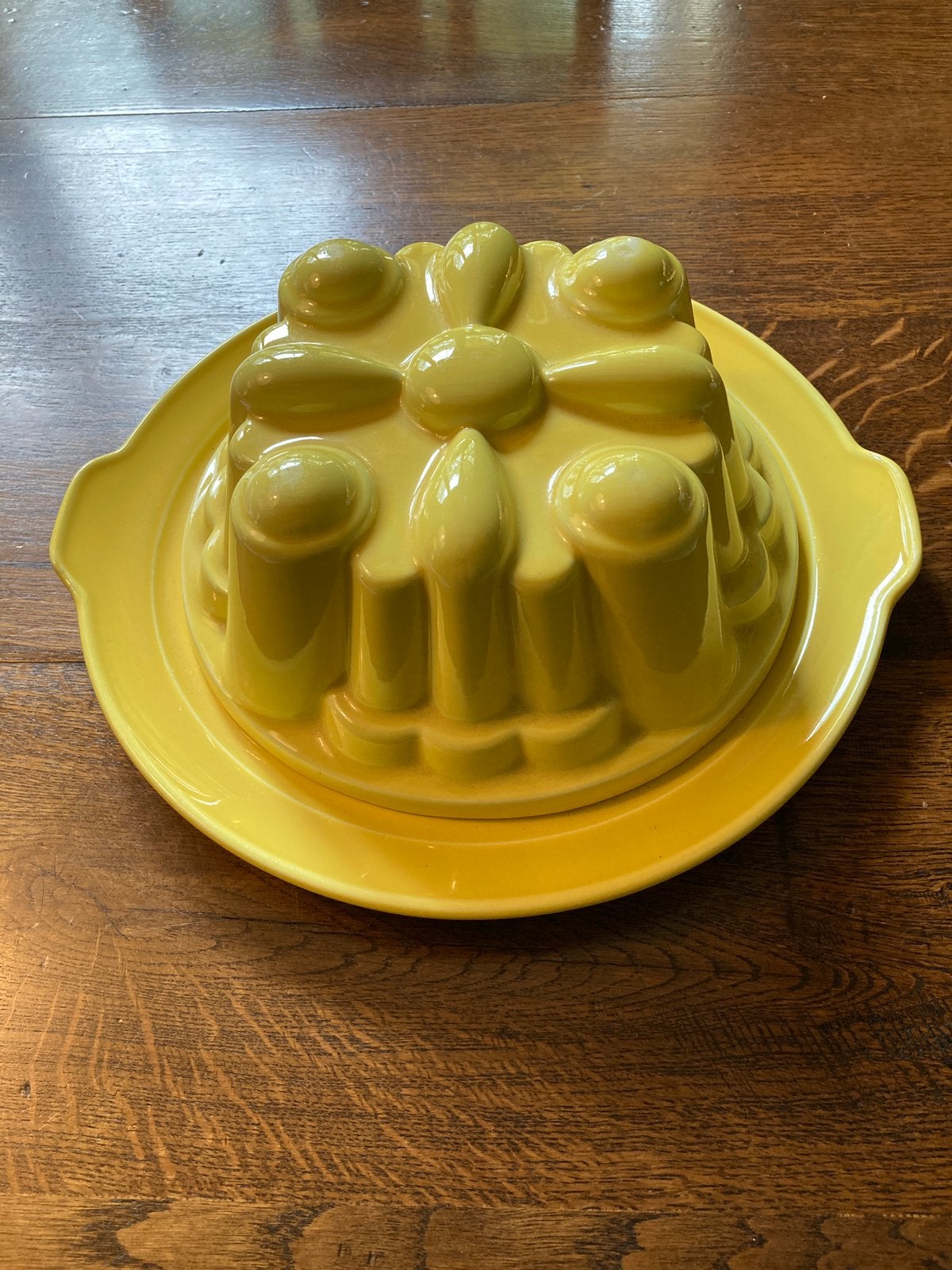 Petrus Regout gele vintage  puddingvorm met schotel, Antiek en Kunst, Antiek | Schalen, Ophalen of Verzenden