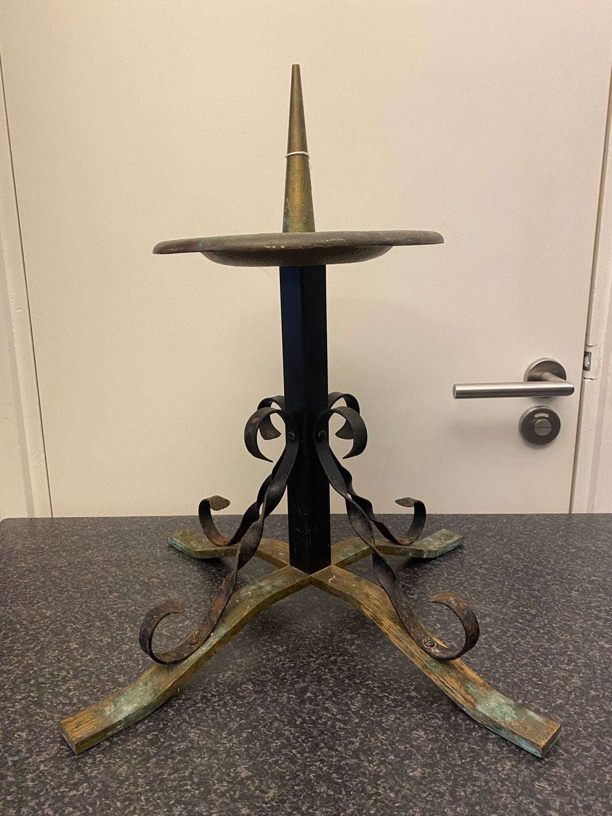 Antieke Kerk Kandelaar voor Grote Kaarsen - Brons/IJzer, Antiek en Kunst, Antiek | Kandelaars, Ophalen of Verzenden, Koper of Brons