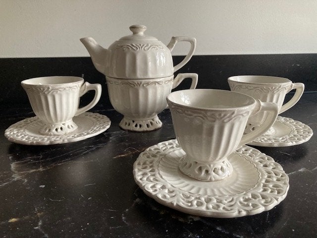 3 kopjes met opengewerkte schotels en tea for one set, Huis en Inrichting, Keuken | Servies, Gebruikt, Overige merken, Ophalen of Verzenden