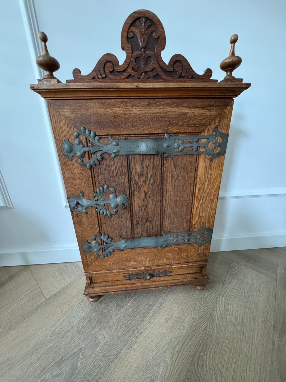 Antieke Decoratieve Wandkast met Smeedijzeren Beslag, Ophalen of Verzenden