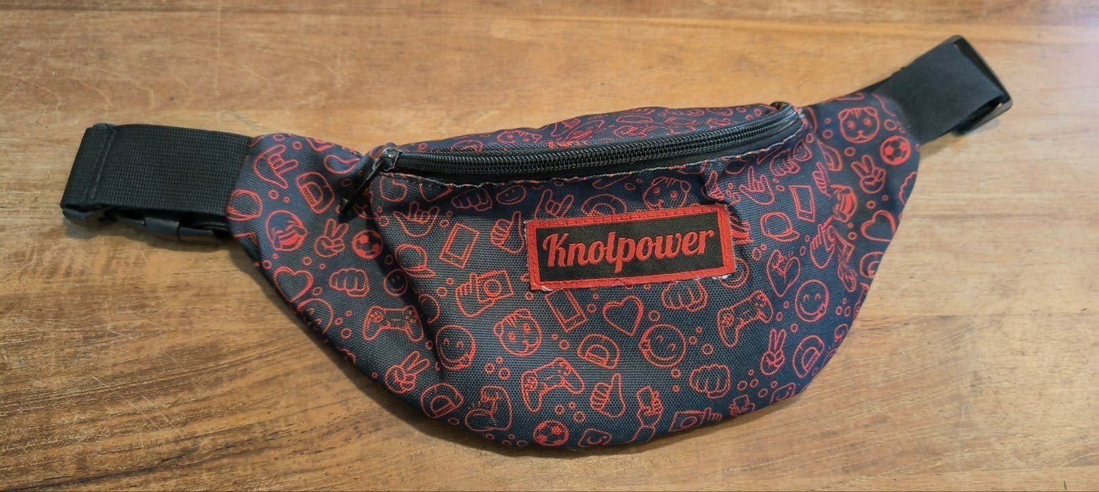 Knolpower heuptasje - Zwart met rode gaming iconen, Ophalen of Verzenden