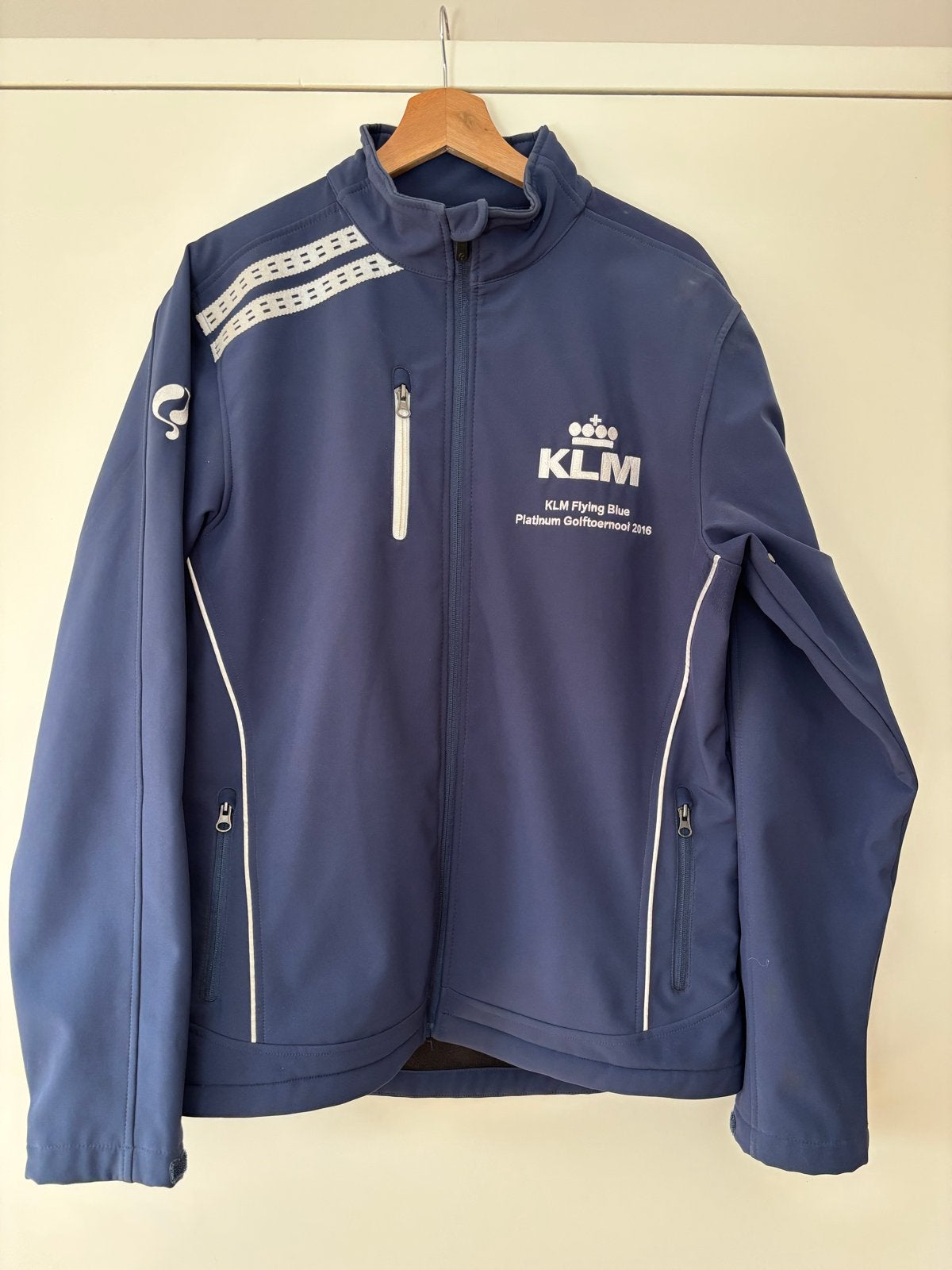 Q1905 KLM Flying Blue Platinum Golfjack 2016 maat M, Ophalen of Verzenden, Zo goed als nieuw, Maat 48/50 (M), Blauw