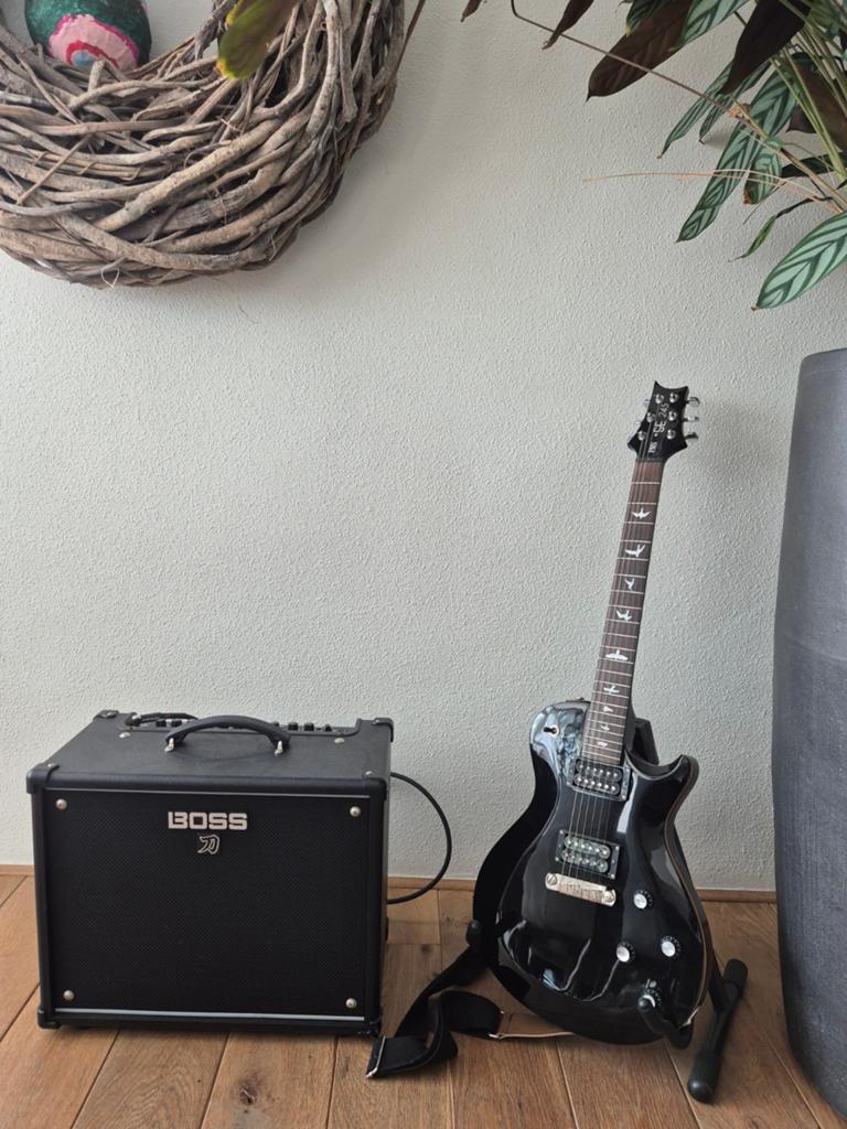 PRS SE 245 inclusief Boss versterker, Muziek en Instrumenten, Ophalen, Zo goed als nieuw, Solid body, Paul Reed Smith