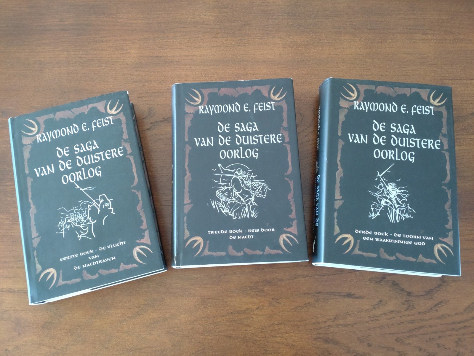De Saga van de Duistere Oorlog - Raymond E. Feist (3 boeken), Boeken, Verzenden, Gelezen, Raymond E. Feist