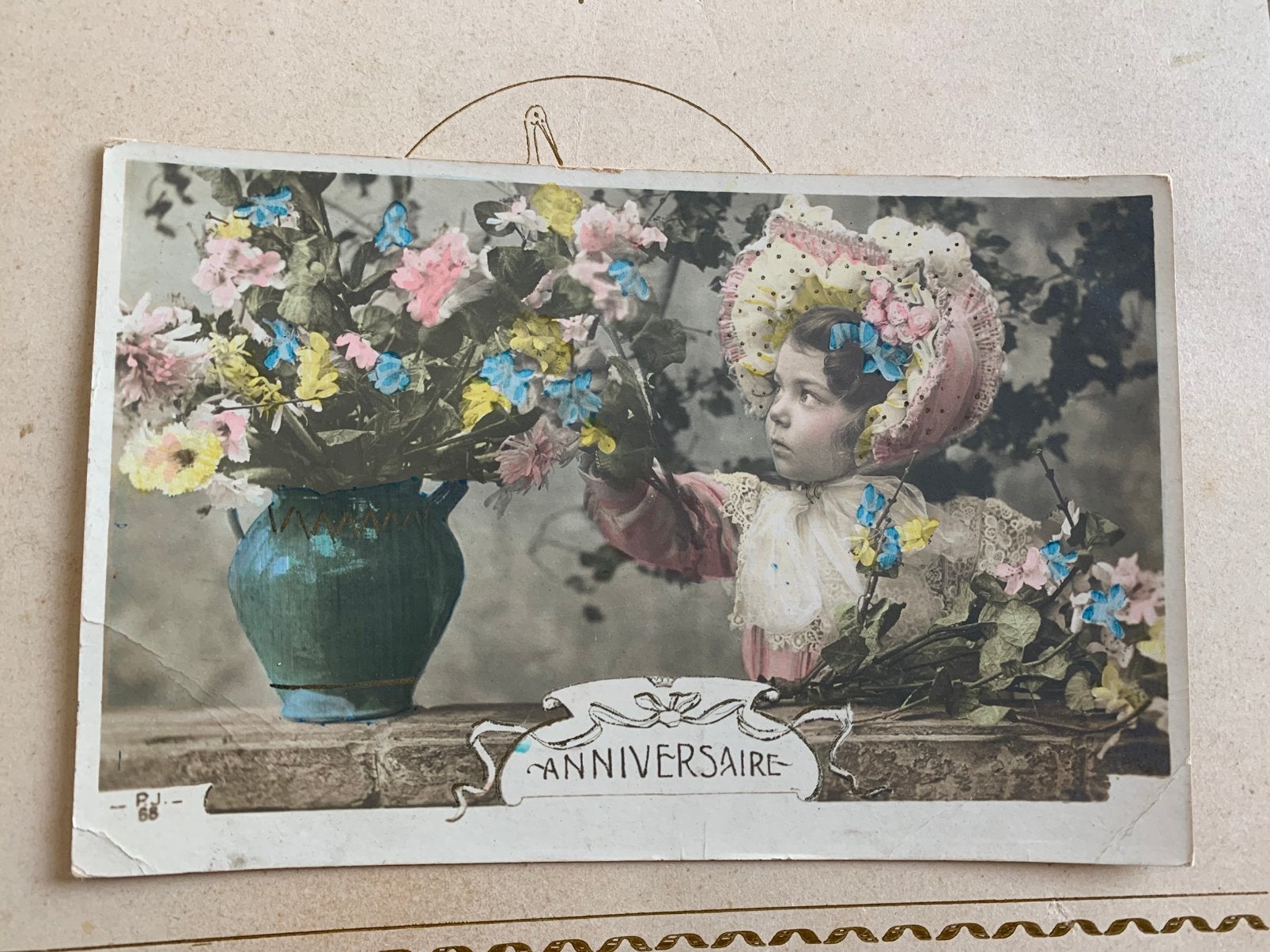 Anniversaire - meisje met vaas bloemen, Ophalen of Verzenden, Voor 1920, Ongelopen, Kinderen