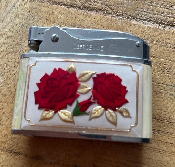 Vintage Tiger Deluxe Aansteker met Rozen en Parelmoer, Ophalen of Verzenden, Gebruikt, Aansteker