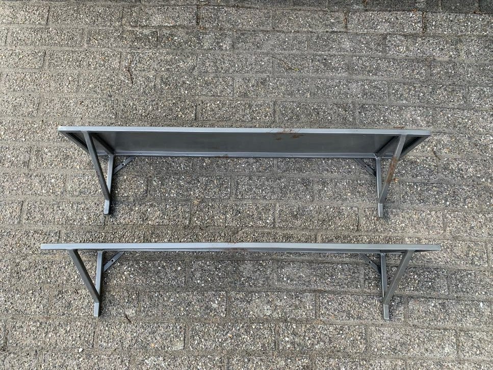 2 metalen wandplateau’s grijs metaal, Ophalen, Gebruikt