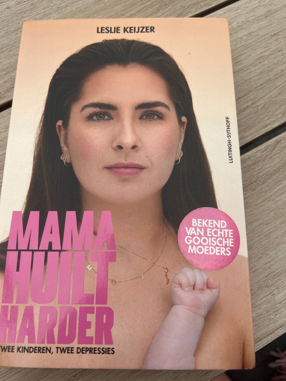 Mama Huilt Harder - Leslie Keijzer (Boek), Ophalen of Verzenden, Gelezen, Zwangerschap en Bevalling