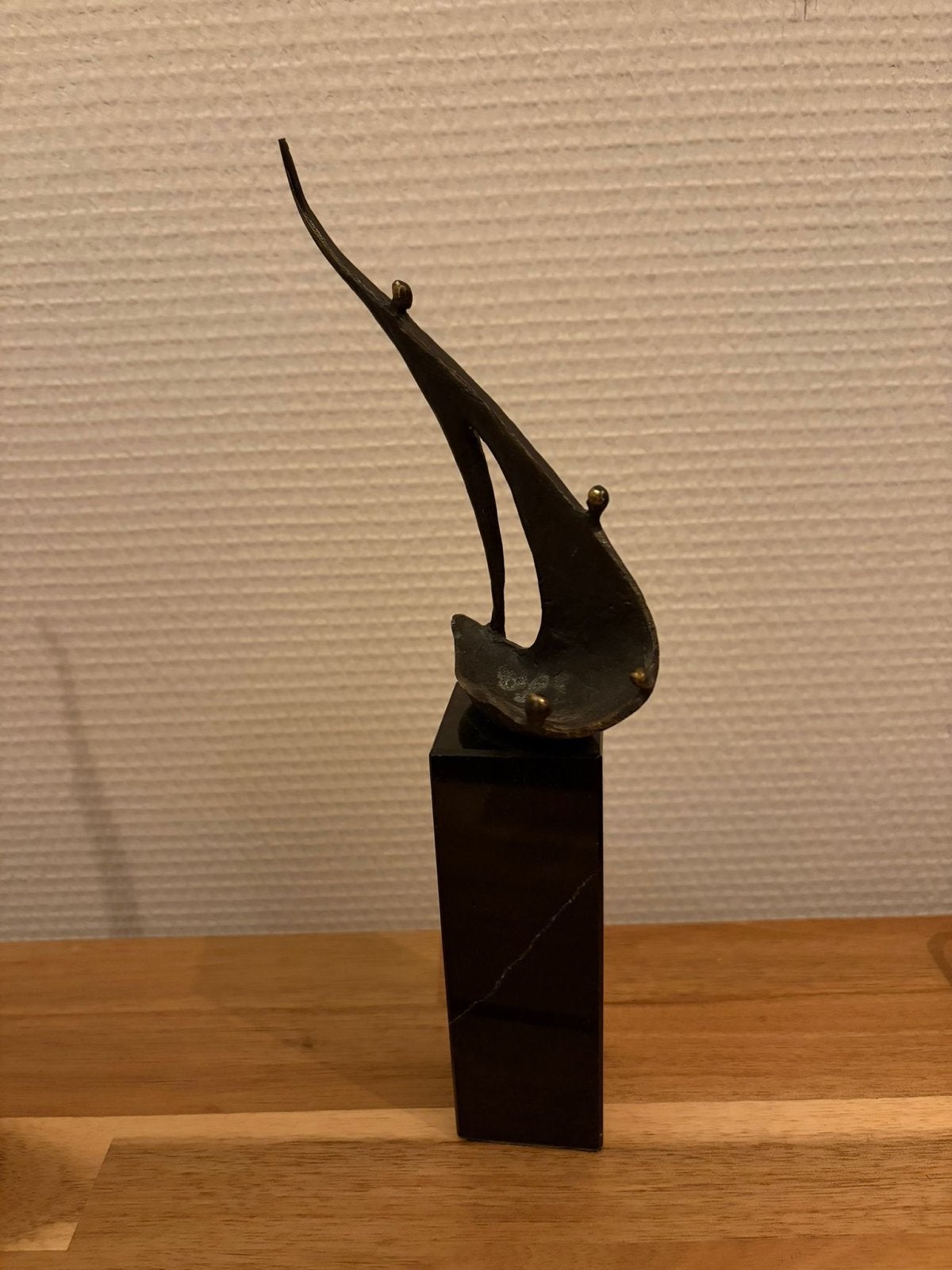 Abstract bronzen sculptuur op marmeren sokkel, Ophalen of Verzenden, 20 - 50 cm, Beeld, Abstract