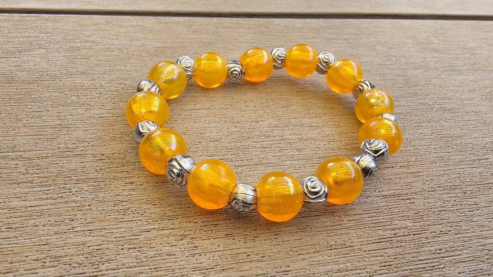 Oranje kralen armband met zilverkleurige details, Overige materialen, Oranje, Ophalen of Verzenden, Zo goed als nieuw