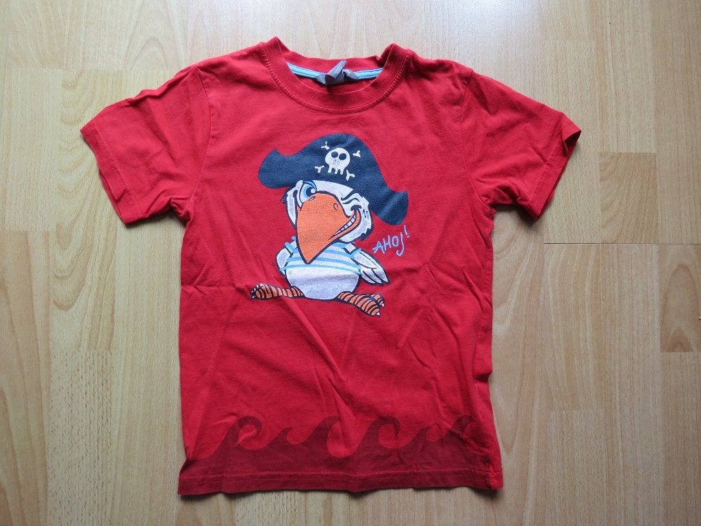 Leuk rood t-shirt met print van een piraat, maat 116, Ophalen of Verzenden, Gebruikt, Jongen, Shirt of Longsleeve