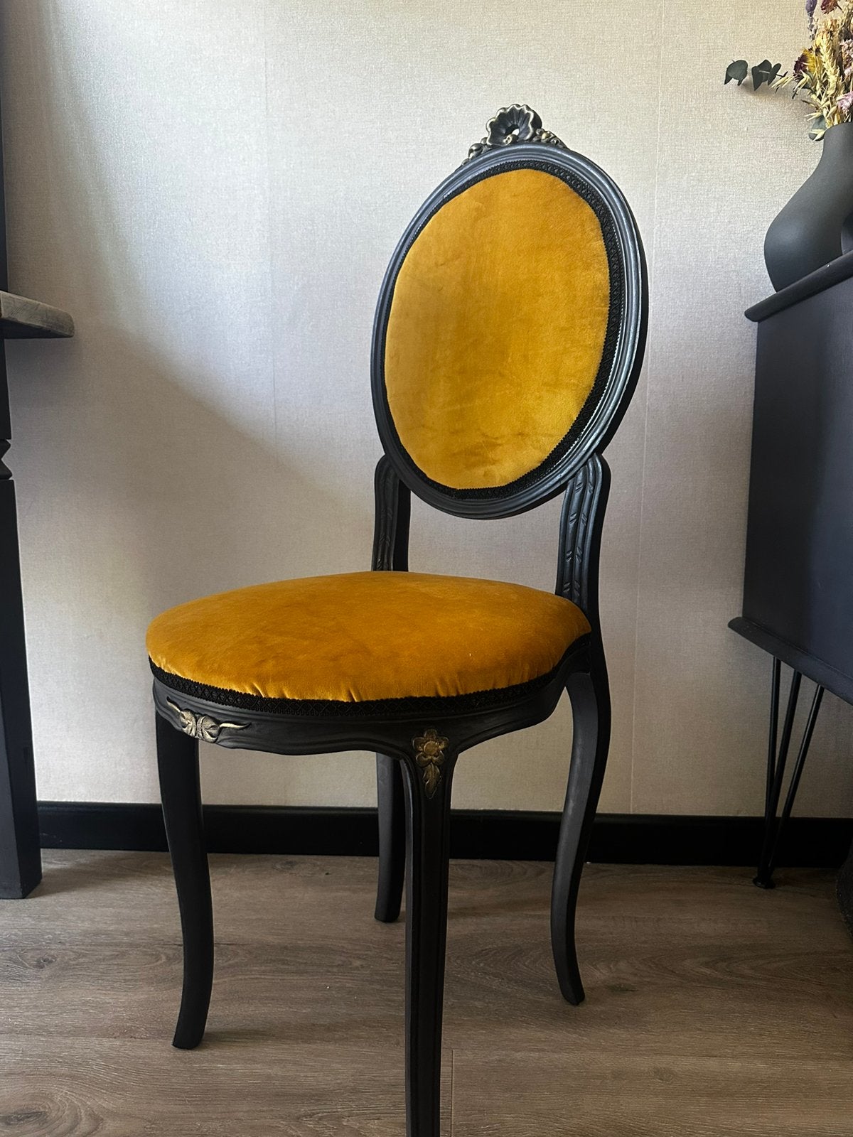 Mooi gerestyled brocante stoeltje oker geel zwart queen anne, Ophalen