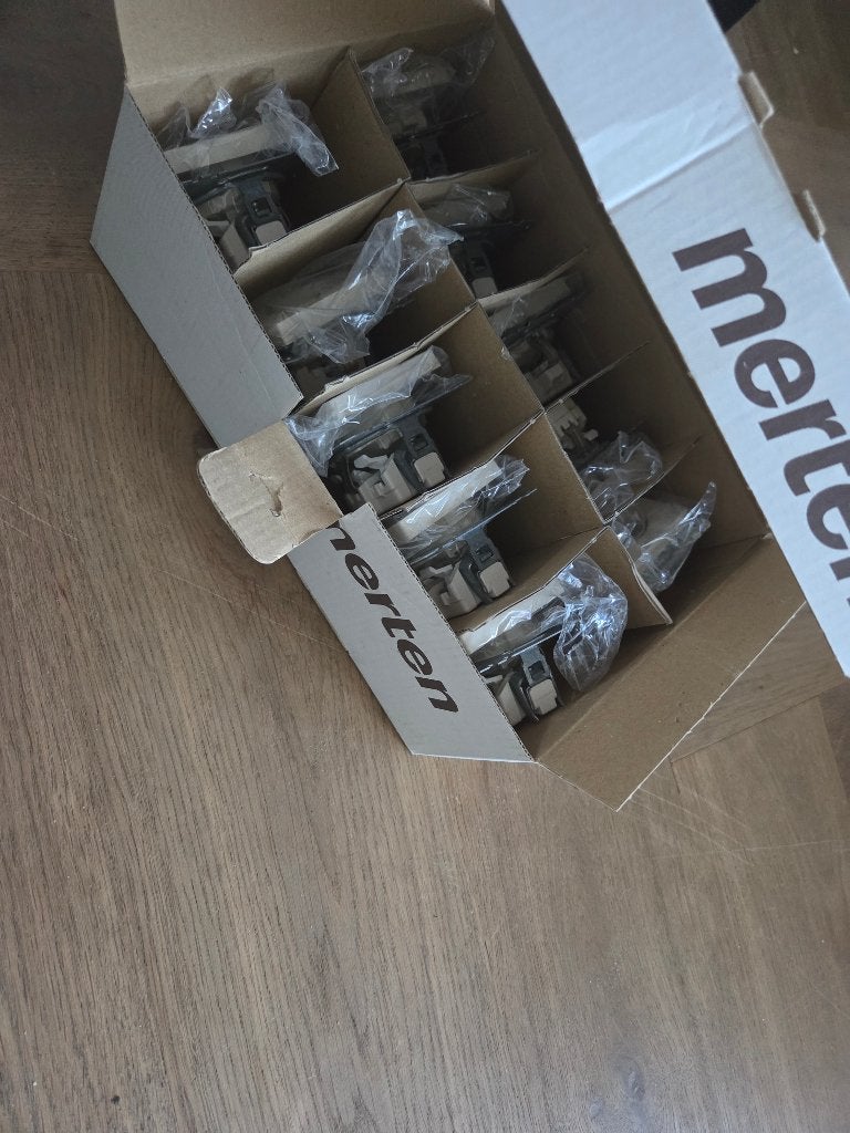 Doos met 10 Merten inbouw stopcontacten, Ophalen of Verzenden, Nieuw, Overige merken, Stopcontact