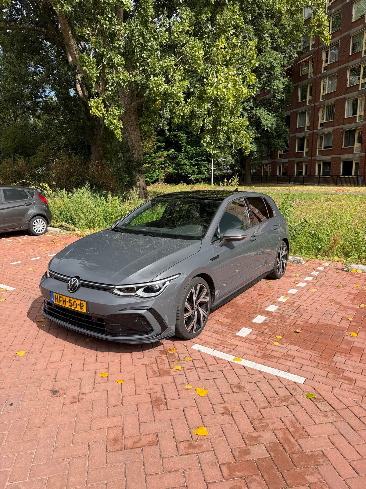 Volkswagen Golf 1.5 Etsi R-Line, 1498 cc, 680 kg, 4 cilinders, Alcantara
