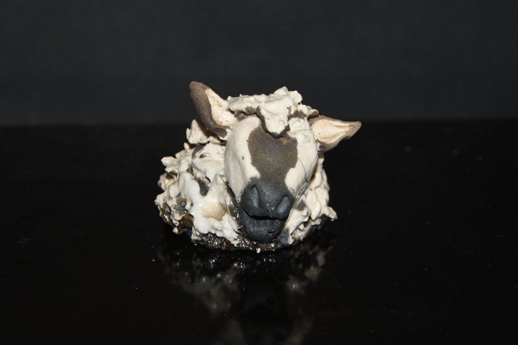 Keramieken beeldje van een schaap gesigneerd sculptuur, Verzenden