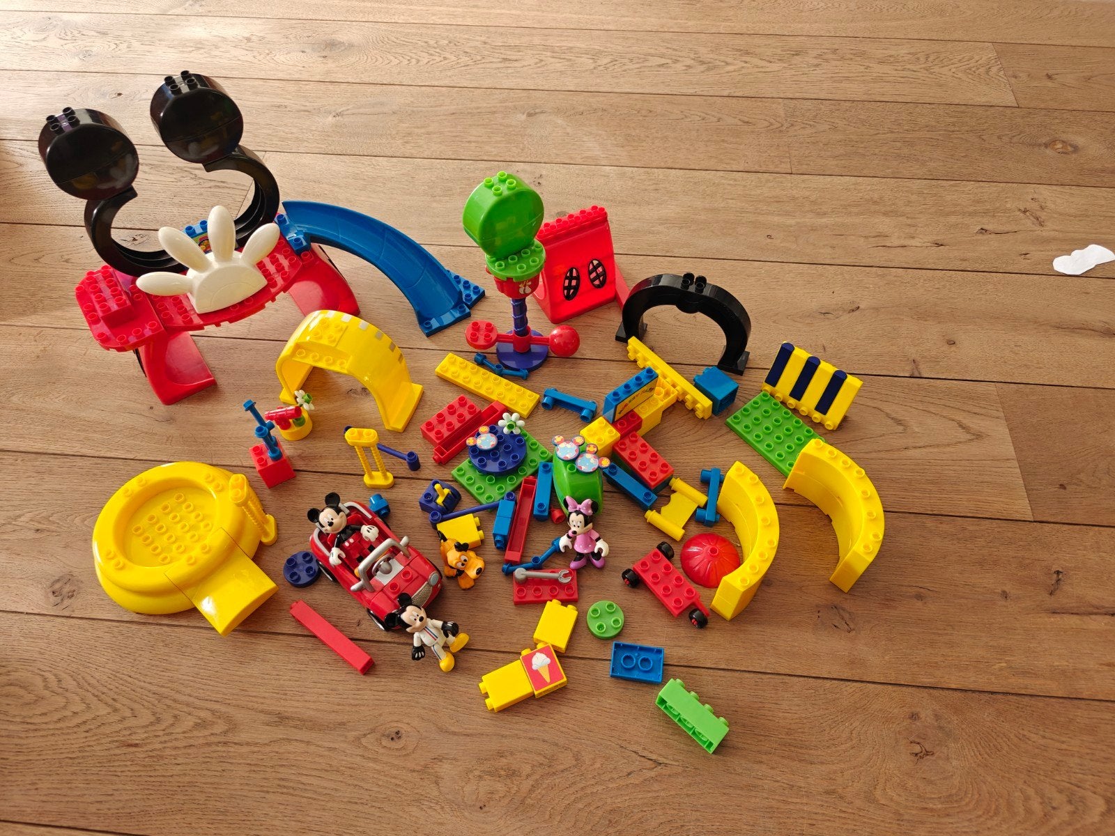 Mickey Mouse Clubhouse speelset met figuren en auto, Ophalen of Verzenden, Gebruikt, Overige merken