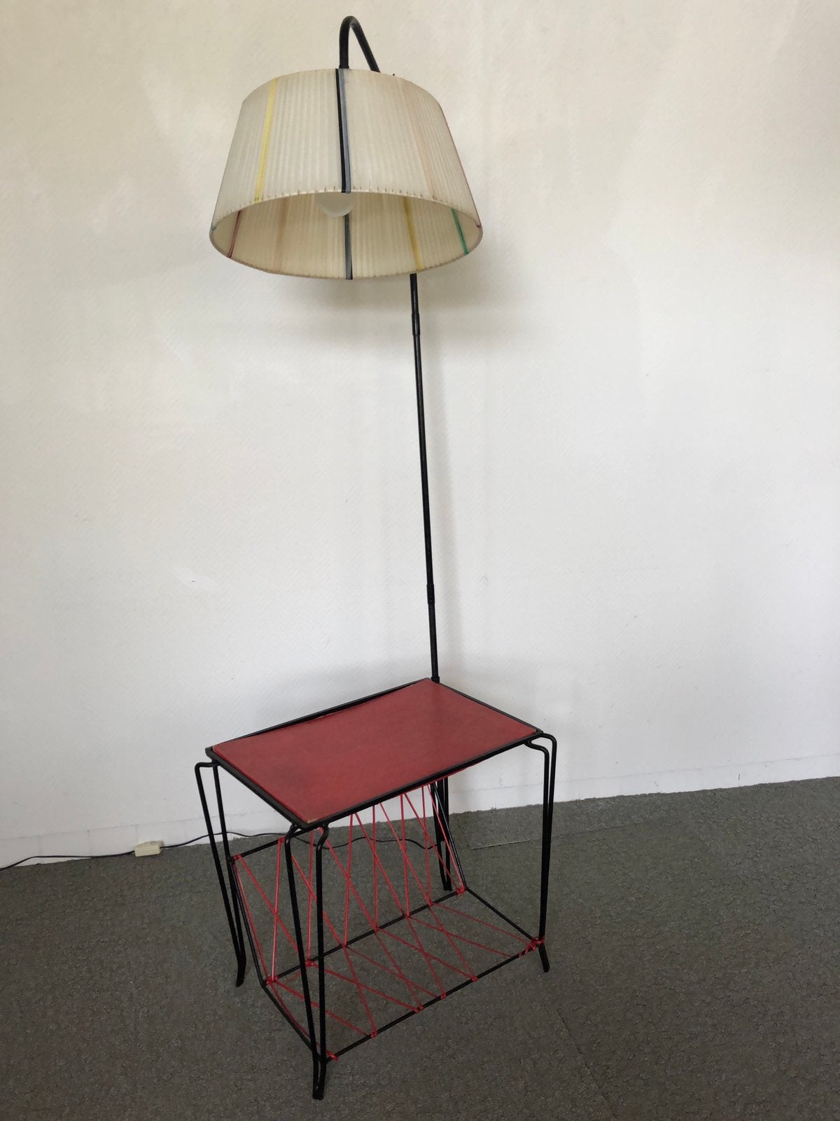 Vintage vloerlamp jaren 50/60met magazine rek en tafeltje, Ophalen, Gebruikt, Vintage, Metaal