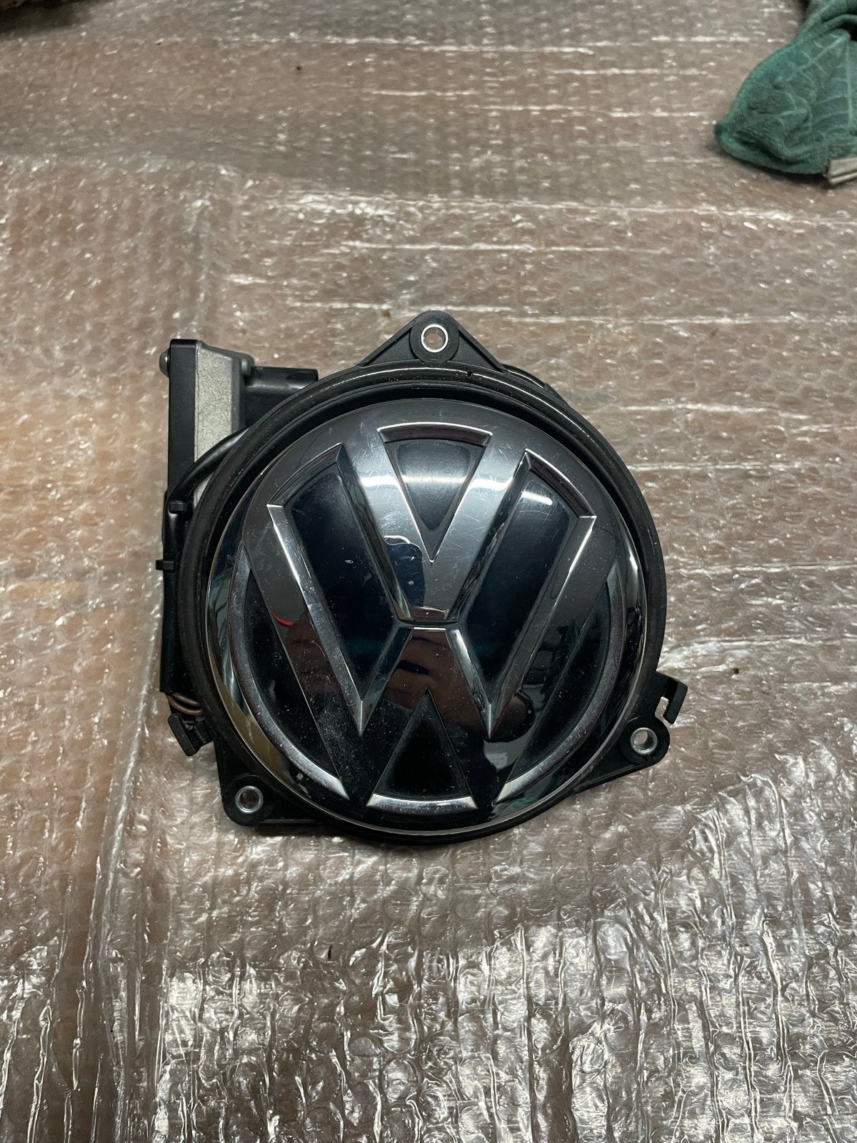 VW Achteruitrijcamera Embleem Golf 7 Passat B8 T-Roc, Auto-onderdelen, Ophalen of Verzenden, Gebruikt, Volkswagen