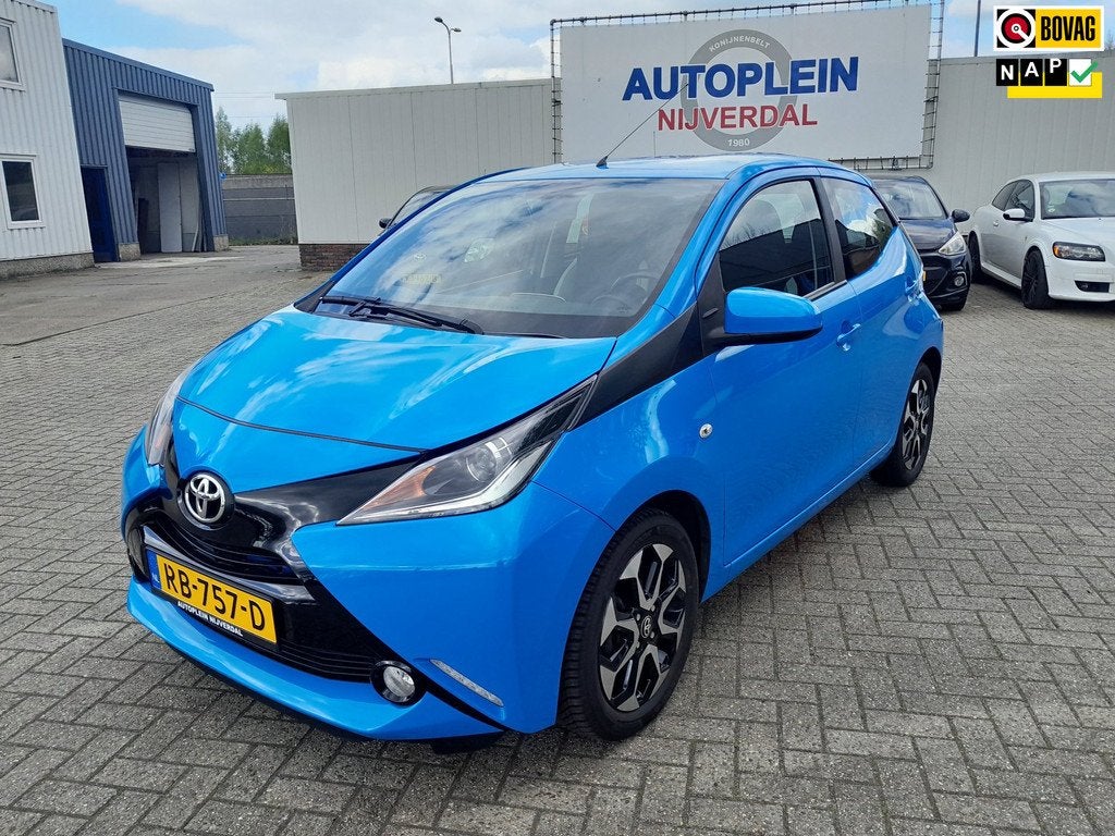Toyota Aygo 1.0 VVT-i x-play super nette in Nederland nieuw, Stof, Gebruikt, Origineel Nederlands, Bedrijf