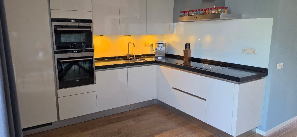 Moderne hoogglans keuken met Siemens apparatuur - inductie