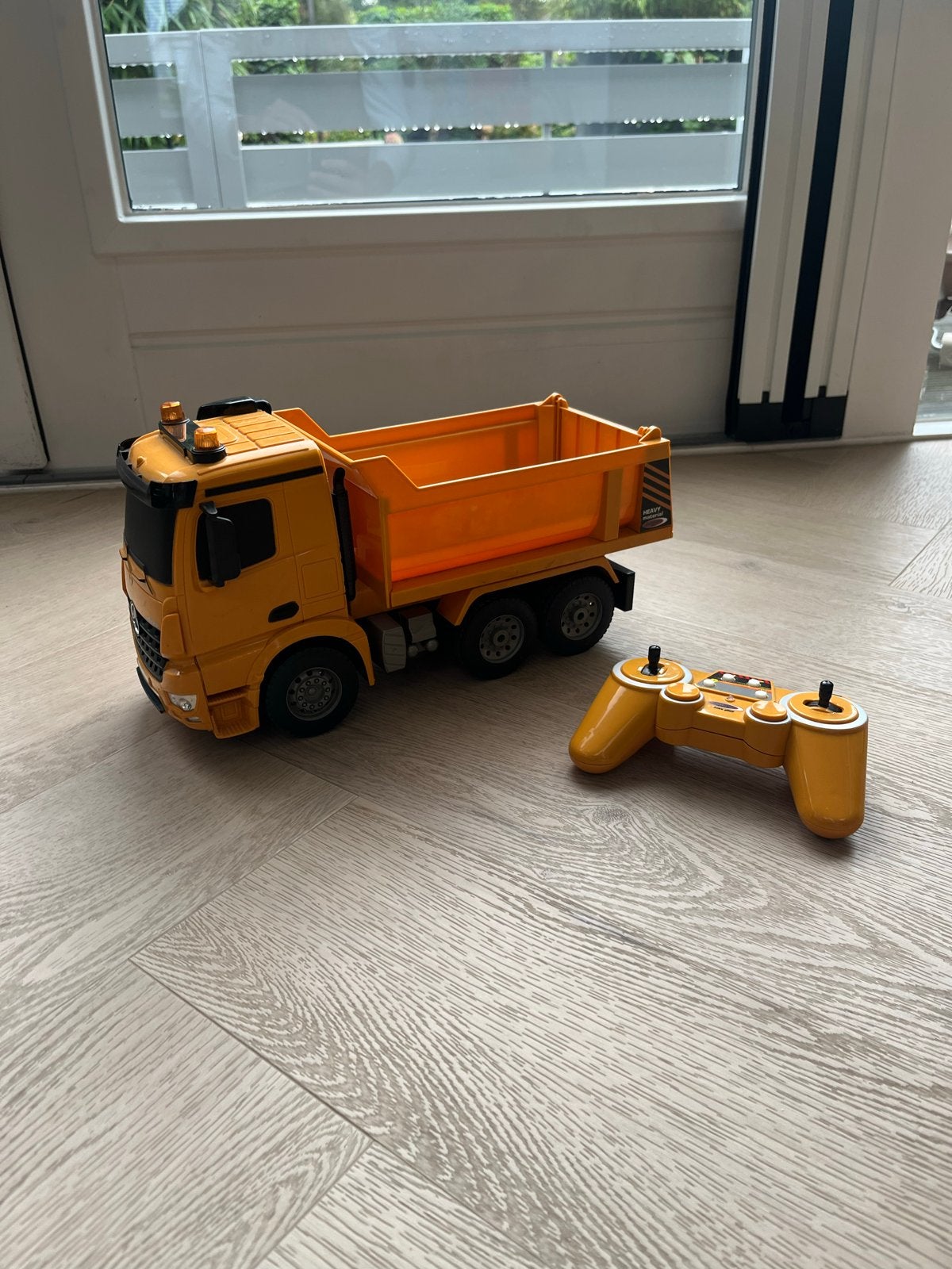 RC Mercedes-Benz Arocs Kipper - Afstandsbestuurbare Vrachtwa, Hobby en Vrije tijd, Zo goed als nieuw, Auto onroad, RTR (Ready to Run)