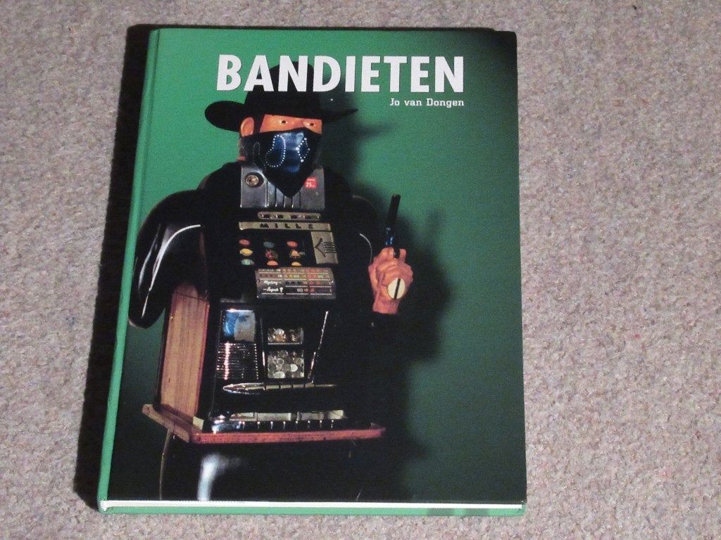 Bandieten, boek over gokautomaten, uitgave 1999, Verzamelen, Automaten | Gokkasten en Fruitautomaten, Overige munten, Verzenden