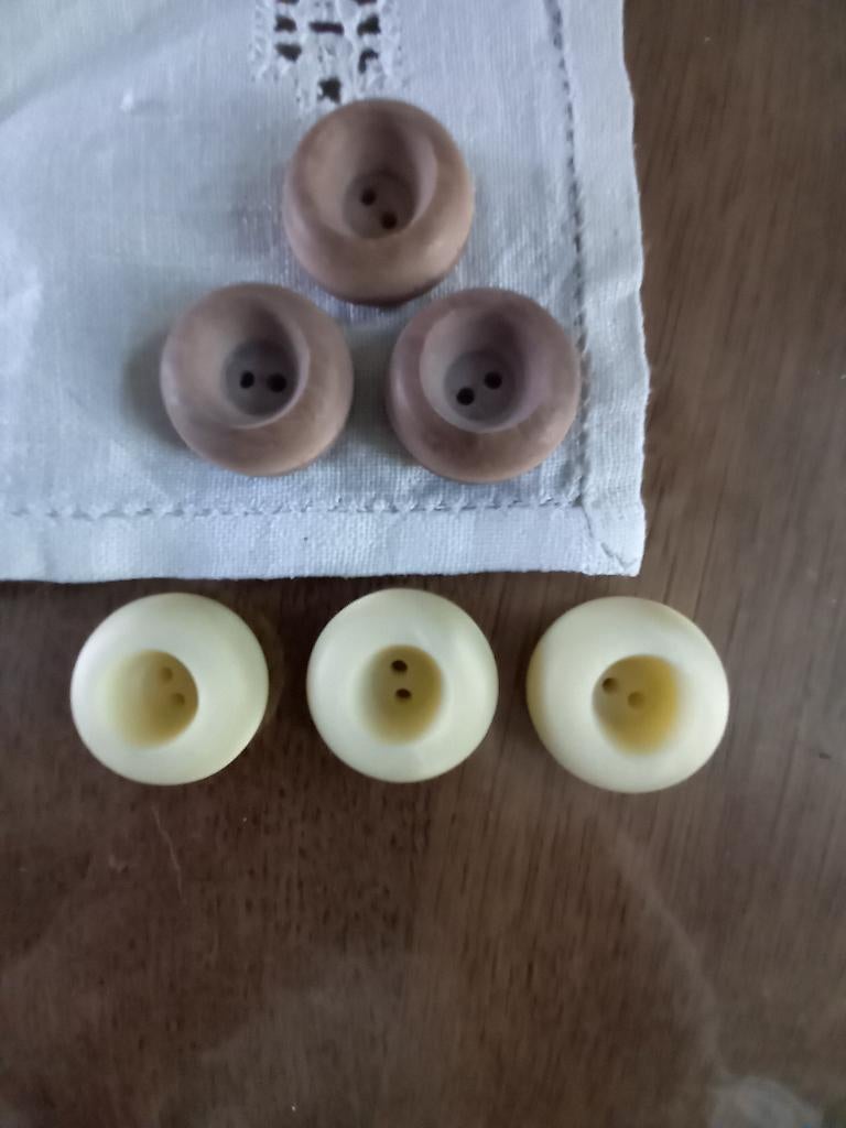 Originele vintage créme kunststof knopen 27 mm., Ophalen of Verzenden, Nieuw, Knoop of Knopen