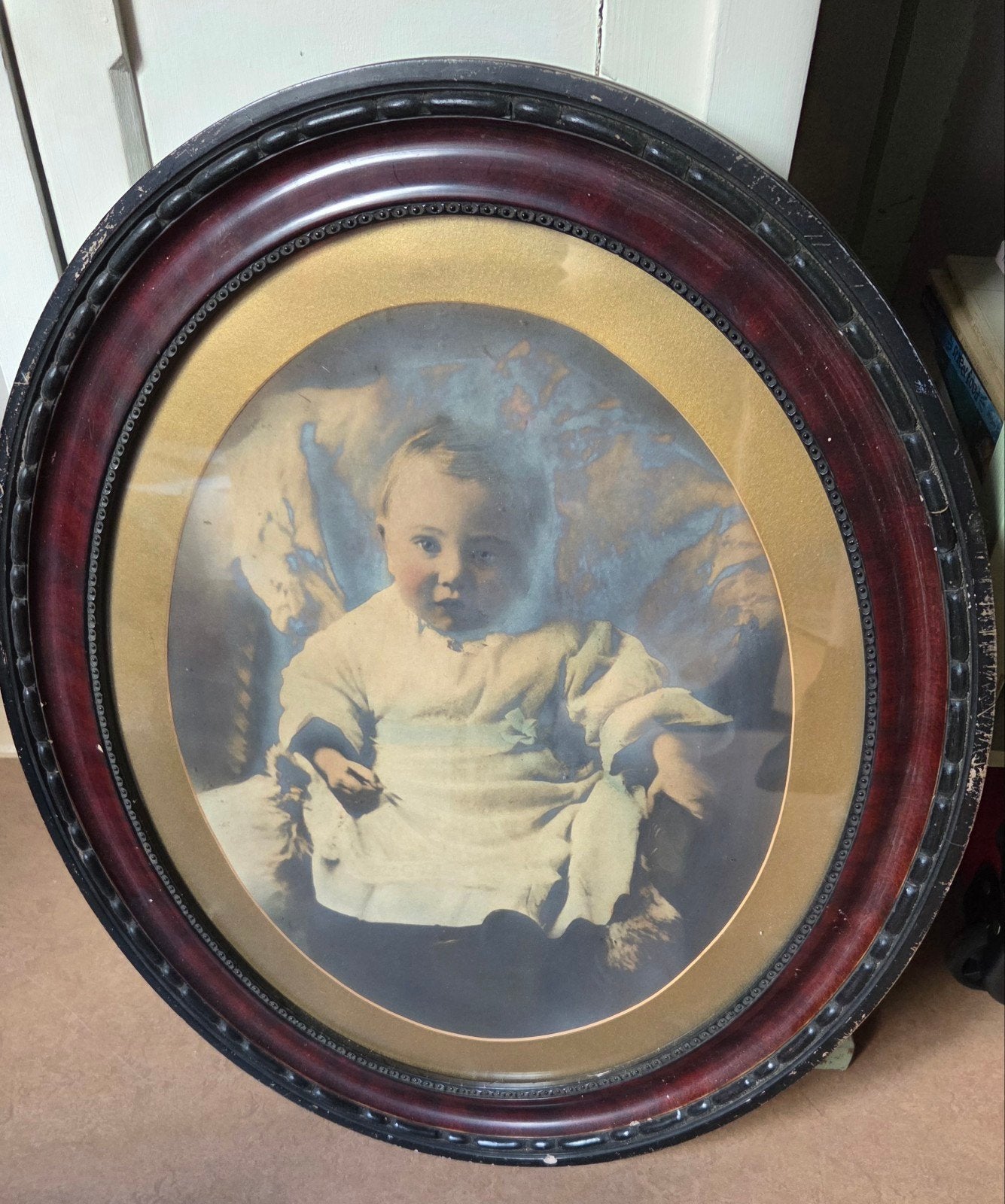 Oude ovale lijst met baby portret achter glas
De lijst is 60, Antiek en Kunst, Ophalen