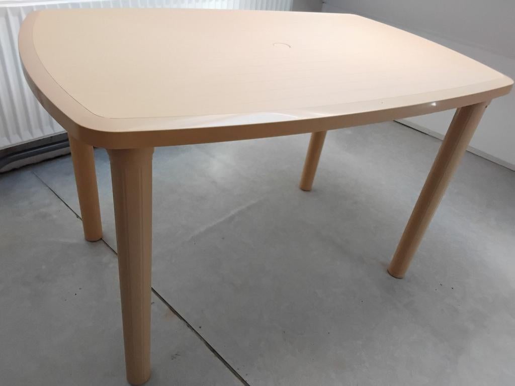 Kunststof buitentafel, Huis en Inrichting, Tafels | Eettafels, Ophalen, Kunststof, 50 tot 100 cm, Zo goed als nieuw