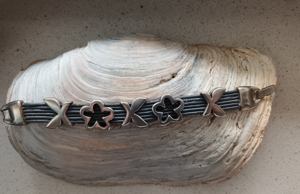 Armband met donkergrijs leer, Leer, Ophalen of Verzenden, Zo goed als nieuw, Met bedels of kralen
